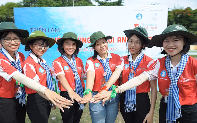 Khai mạc triển lãm ảnh"Tiếp bước những người anh hùng"