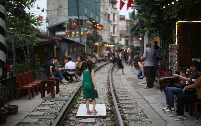 Nhịp sống khó tin ở xóm đường tàu phố Phùng Hưng