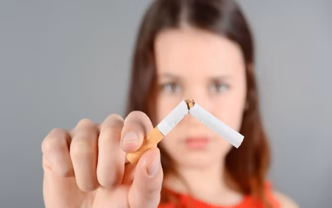 Tình trạng trẻ vị thành niên ở Mỹ hút thuốc lá điện tử khiến FDA phải cứng rắn