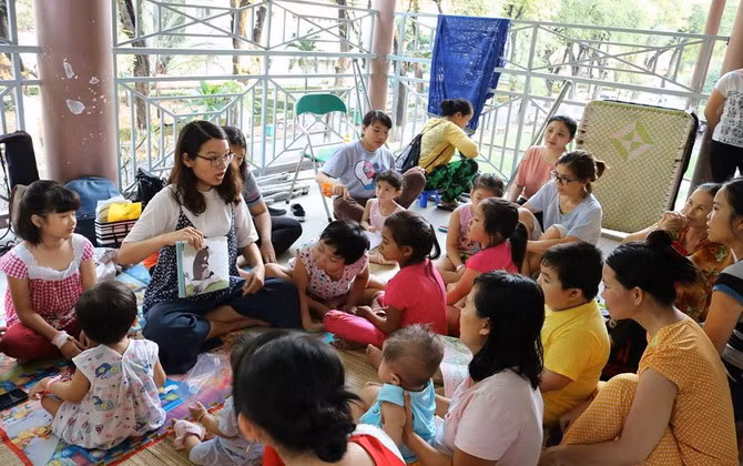 "Sứ giả" đọc sách tại bệnh viện