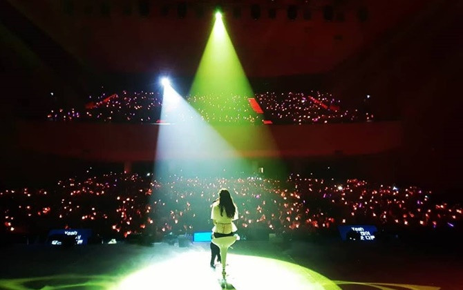 Gặp tai nạn trên sân khấu concert, Taeyeon (SNSD) lại nói gần nói xa SM Ent