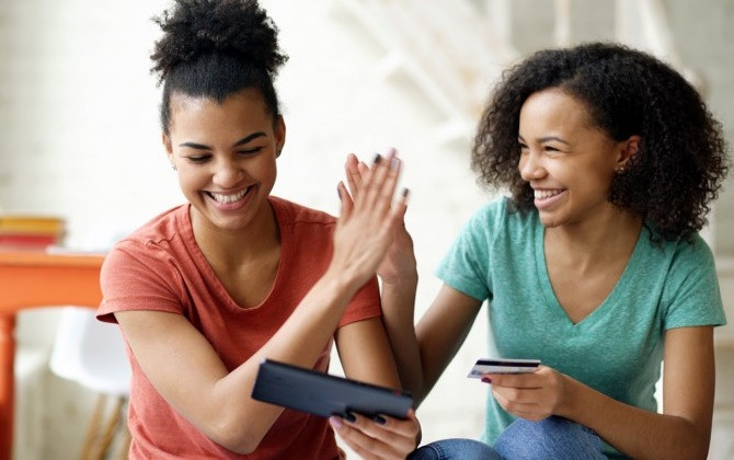 Làm gì khi nàng bạn thân âm thầm "rút ví" của bạn?