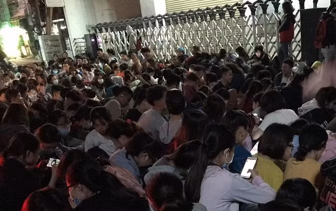 Cấu trúc đề thi TOEIC thay đổi, sinh viên Sài Gòn trắng đêm đăng ký dự thi