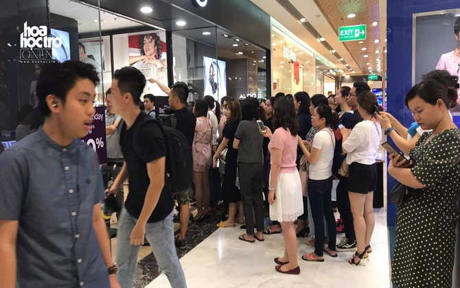 TP.HCM: Đường phố tắc nghẽn, TTTM đông nghịt người "săn sale" Black Friday