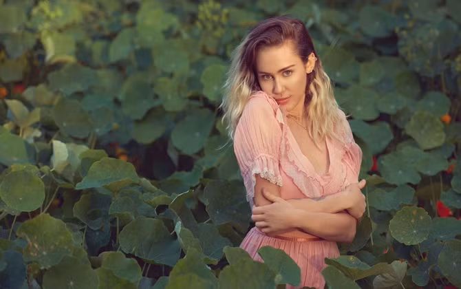 Bạn có nhận ra ẩn ý được Miley Cyrus “cài" trong MV “Nothing Breaks Like A Heart”?