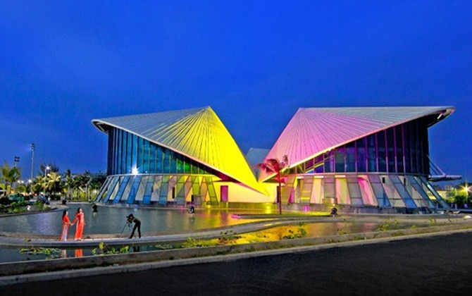 Giới trẻ thích thú với vẻ đẹp của Nhà hát nón lá tại Bạc Liêu