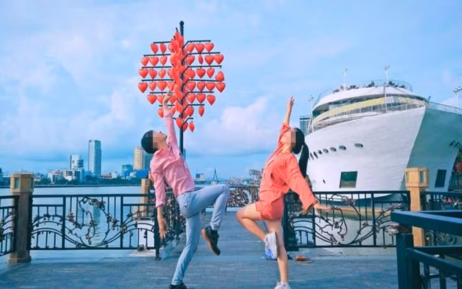 Chụp ảnh bên nhau quá đẹp, cặp đôi bạn thân khác giới bất ngờ nhận... "gạch đá"