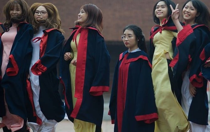 "Đau bụng" với nữ sinh có bộ ảnh "lầy lội" nhất mùa kỷ yếu