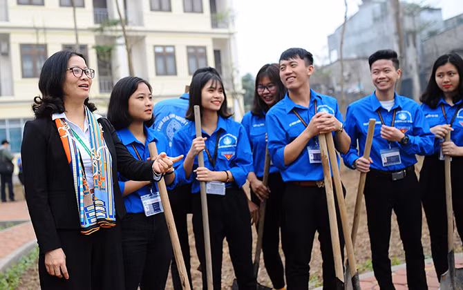 Thầy cô giáo và sinh viên Học viện Nông nghiệp góp sức trồng cây