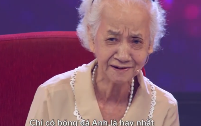 Cụ bà gây "bão" MXH khi đọc vanh vách tên các đội bóng thế giới, là fan ruột M.U