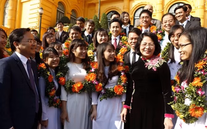 Bình chọn trực tuyến 10 gương mặt giải thưởng Quả cầu vàng năm 2018