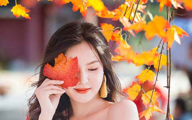 Hàng cây phong lá đỏ lãng mạn xuất hiện tại Hà Nội