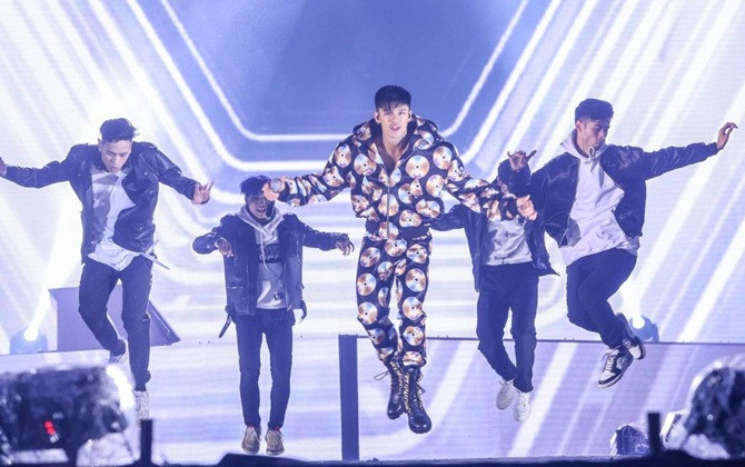 Trọng Hiếu khuấy động không khí cùng hàng ngàn khán giả Thủ Đô dưới thời tiết giá rét