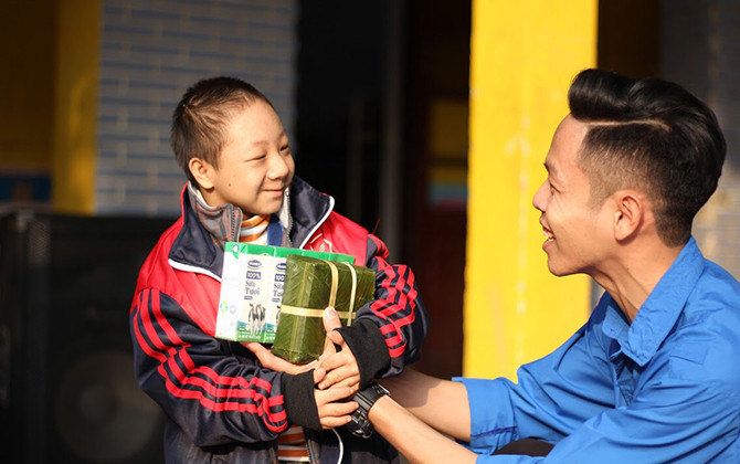 Sinh viên HV Ngân hàng mang Tết ấm đến với những hoàn cảnh khó khăn