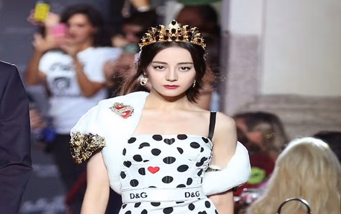 Địch Lệ Nhiệt Ba bất ngờ xoay chuyển tình thế nhờ vụ việc Dolce & Gabbana