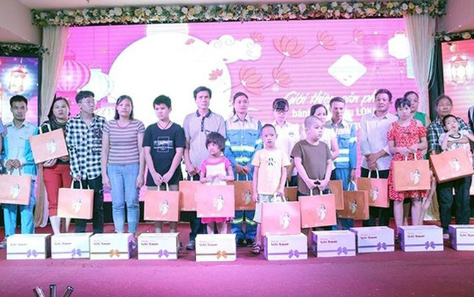 Tặng quà cho con em công nhân vệ sinh môi trường có hoàn cảnh khó khăn 