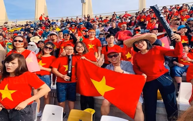 Hành trình cổ vũ của CĐV Việt Nam tại UAE: Từ sung sướng, tự hào đến vỡ òa hạnh phúc