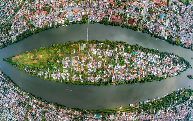 Một ngày neo đậu ngã ba sông…