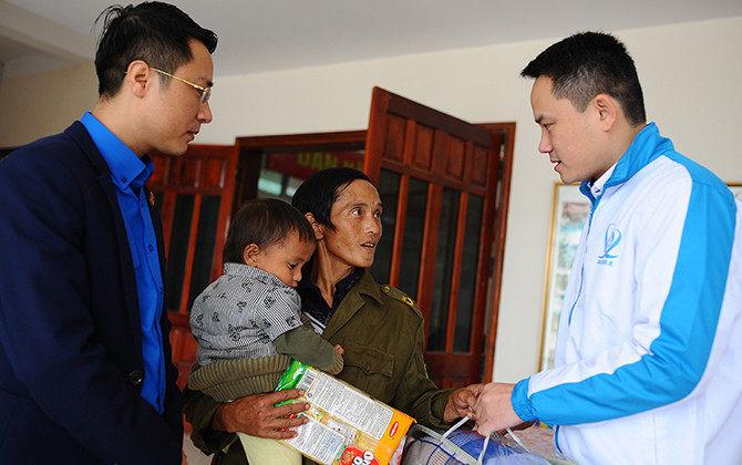 Mang ấm áp đến với đồng bào huyện Mường Nhé, Điện Biên