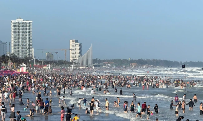 Đông nghịt người tắm biển Vũng Tàu ngày Tết