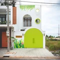 Ngôi nhà nổi bật với màu xanh lá