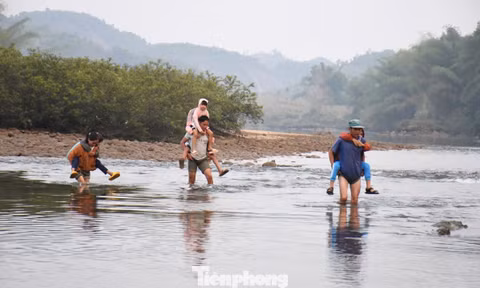 Cận cảnh học trò vùng cao bám lưng cha mẹ vượt sông đến trường