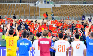 Khoảnh khắc đáng yêu: U23 Jordan 'chặn đường' cảm ơn U23 Việt Nam sau trận thắng Saudi Arabia