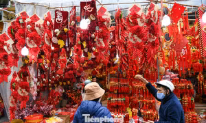 Phố cổ Hà Nội đỏ rực