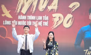 Sinh viên ĐHQG Hà Nội xúc động tại tọa đàm 'Mưa Đỏ': 'Đó là món quà lớn nhất dành cho bọn mình'