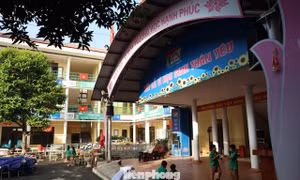 Học sinh Thái Nguyên vượt bùn lầy trở lại trường sau mưa lũ