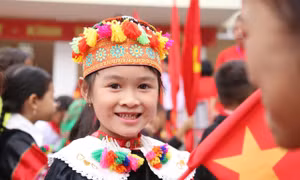 Bí thư Trung ương Đoàn Nguyễn Tường Lâm dự khai giảng và lễ chào cờ tại Lũng Cú, Tuyên Quang