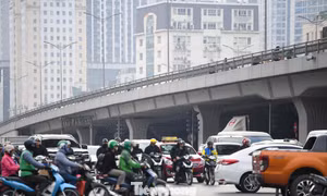 Dòng xe nối đuôi nhau rời Hà Nội, cửa ngõ phía Bắc ùn ứ cục bộ