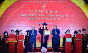 Hà Nội tuyên dương 95 thủ khoa xuất sắc năm 2025
