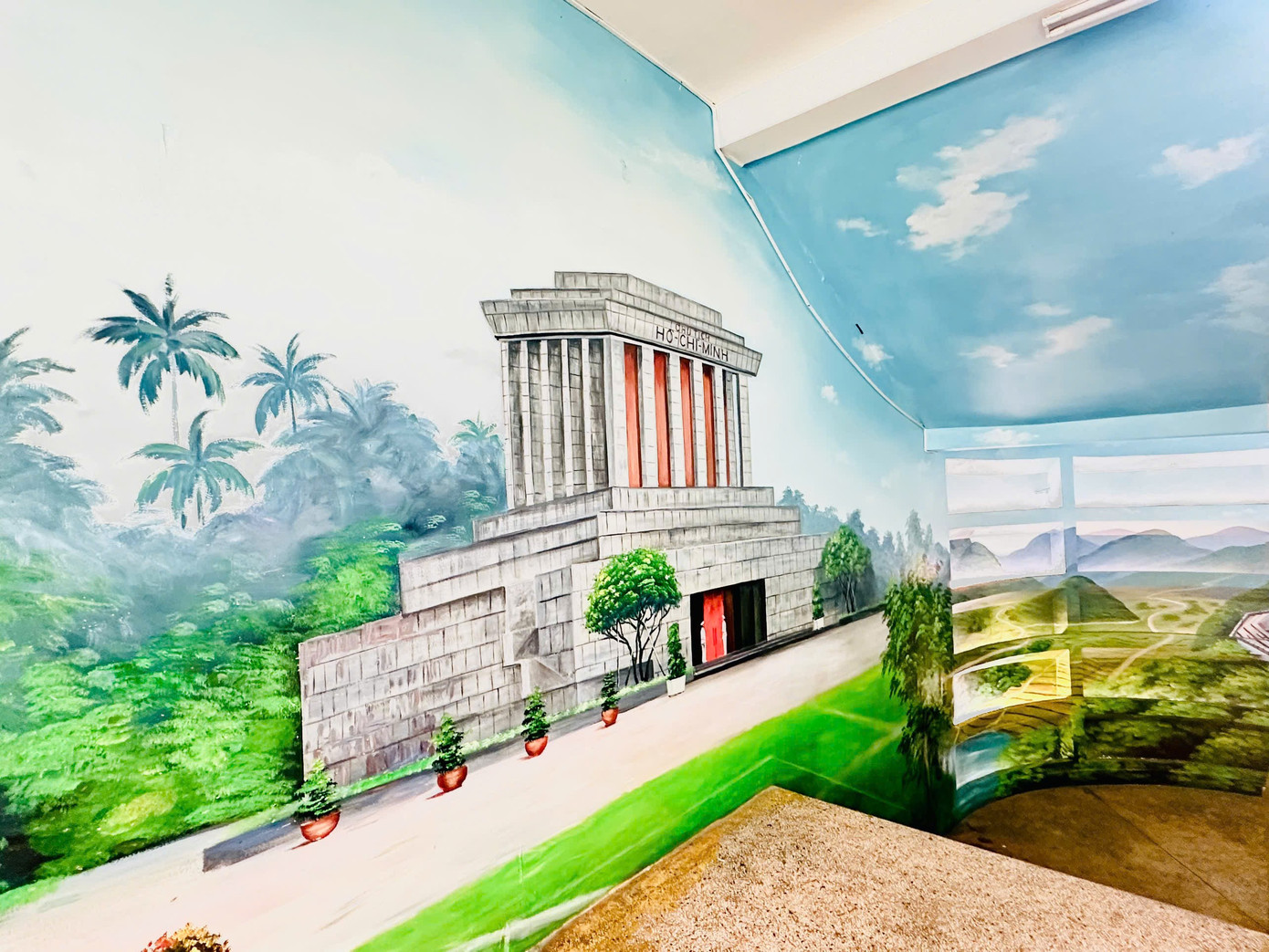 Das Mausoleum von Präsident Ho Chi Minh wurde mit aufwendigen Zeichnungen nachgebildet, wodurch ein Gefühl von Nähe und Heiligkeit entsteht. 062639e9d8f153af0ae0.jpg