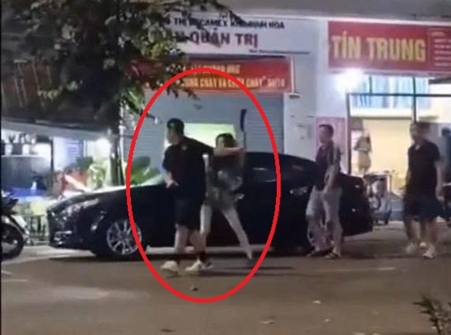 Thanh niên cầm rựa gây náo loạn trước quán ăn