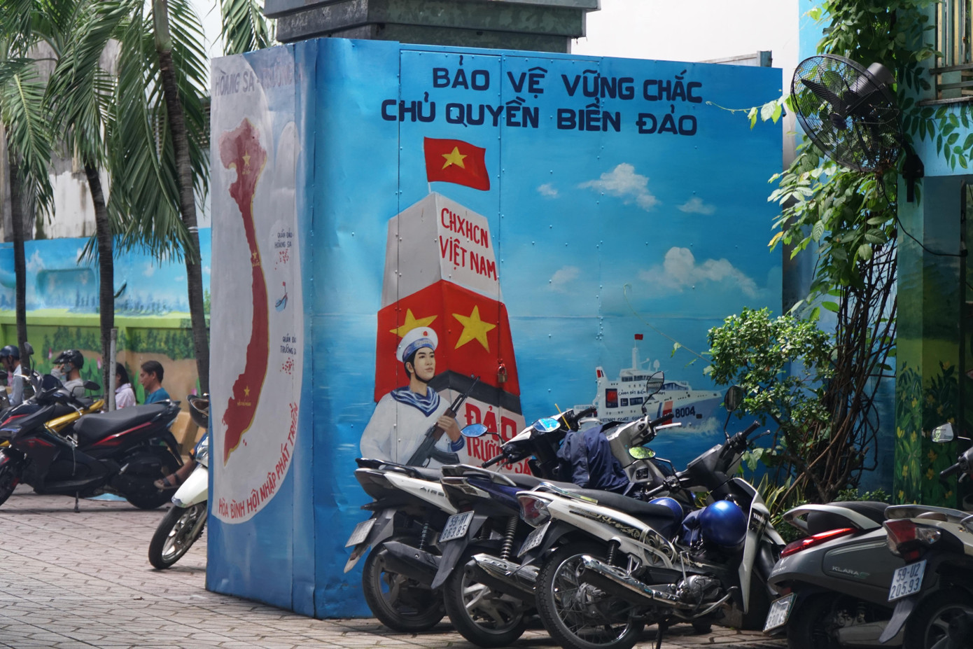 Die Inselgruppen Truong Sa und Hoang Sa sowie die Bilder der Soldaten, die die Inseln bewachen, sind auf Wandgemälden abgebildet und helfen den Schülern, die Souveränität des Vaterlandes besser zu verstehen. dsc06053-min.jpg