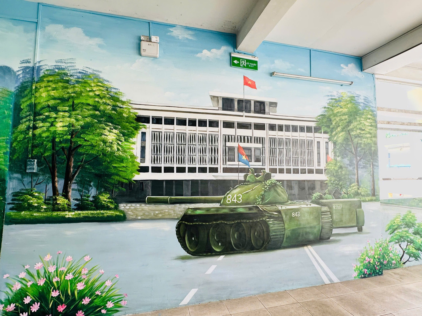 Der Einzug des Panzers Nr. 843 in den Unabhängigkeitspalast, der den vollständigen Sieg der Ho-Chi-Minh-Kampagne markierte, wird auf einem Wandgemälde anschaulich nachgestellt. 5becff1e1f069458cd17.jpg