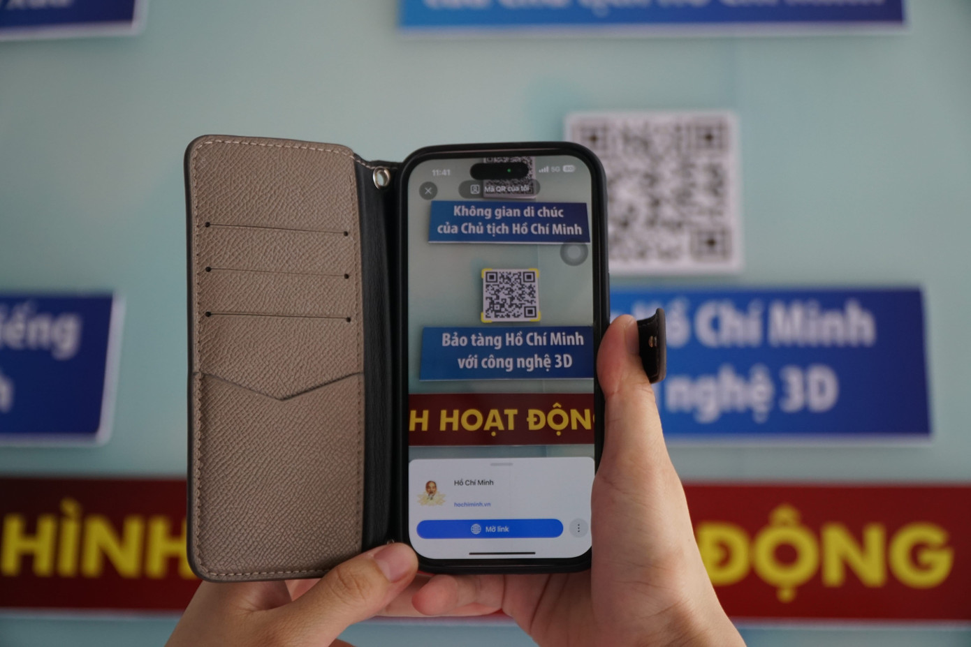 Teachers and students can scan QR codes to listen, read, and watch famous works, Uncle Ho's teachings, his Will, or learning and following Uncle Ho's content. dsc06307-min-1.jpg