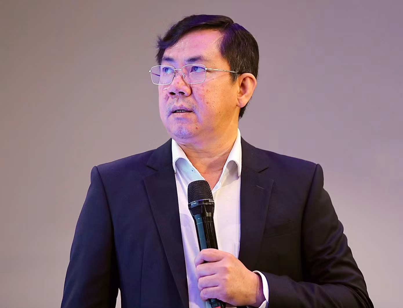 huynh-anh-tuan-ngan-hang-vikki.jpg