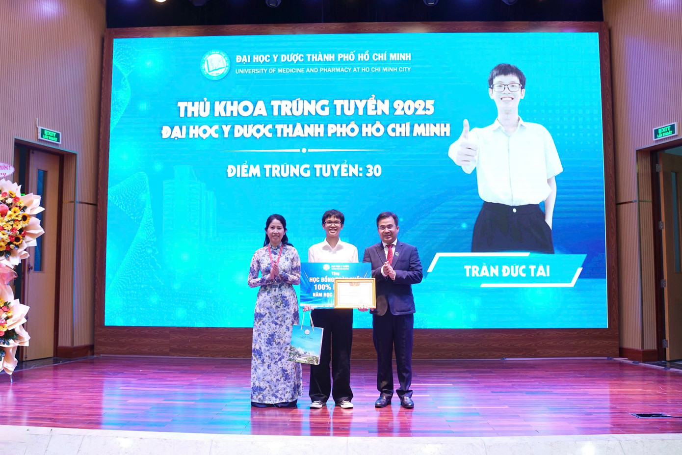 新入生のトラン・ドゥック・タイさんは開校式で学校から表彰状を受け取りました。 4c034d33ca0f4151181e.jpg