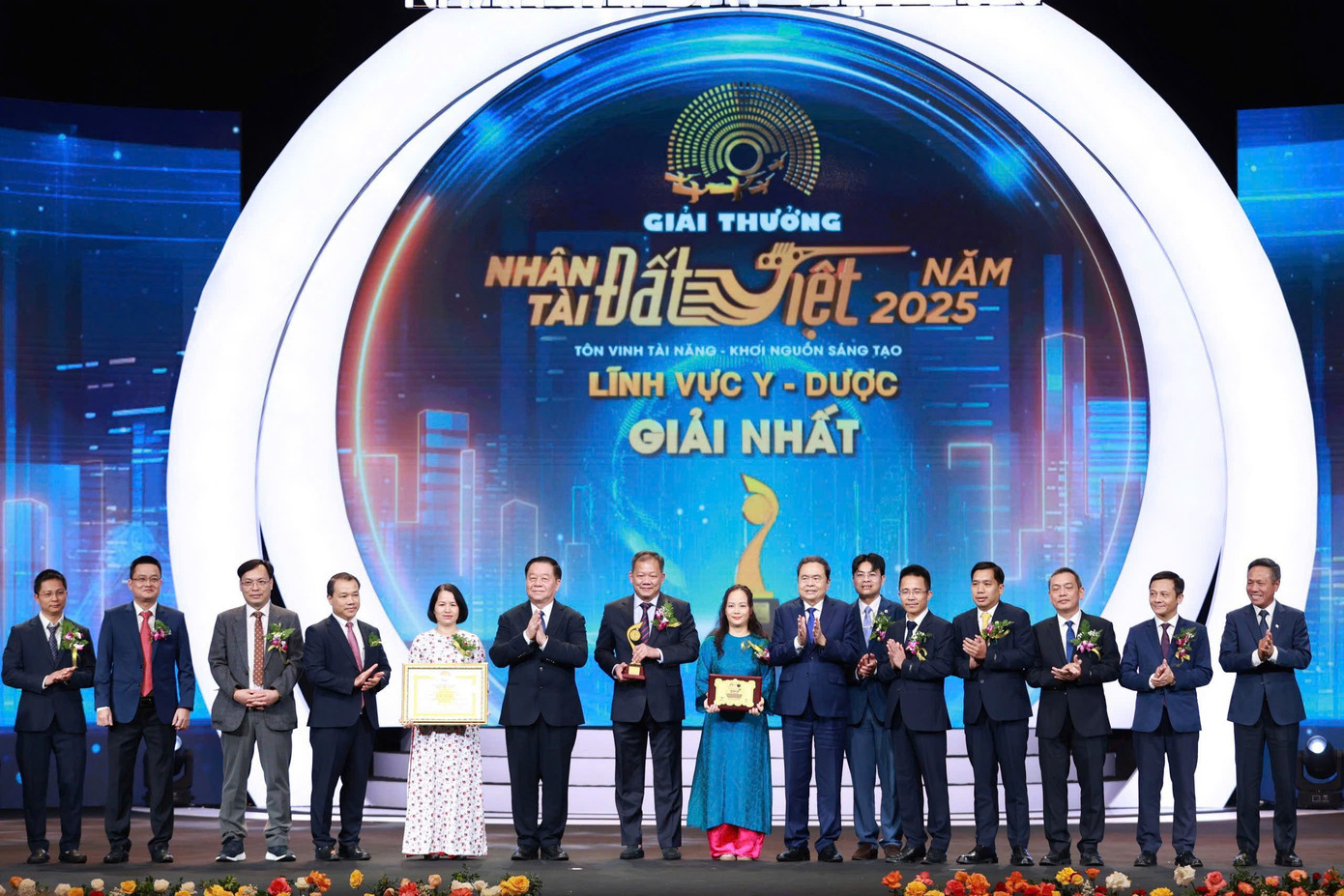 Chủ tịch Quốc hội Trần Thanh Mẫn và Trưởng Ban Tuyên giáo và Dân vận Trung ương Nguyễn Trọng Nghĩa trao giải Nhất cho các tác giả. a4.jpg