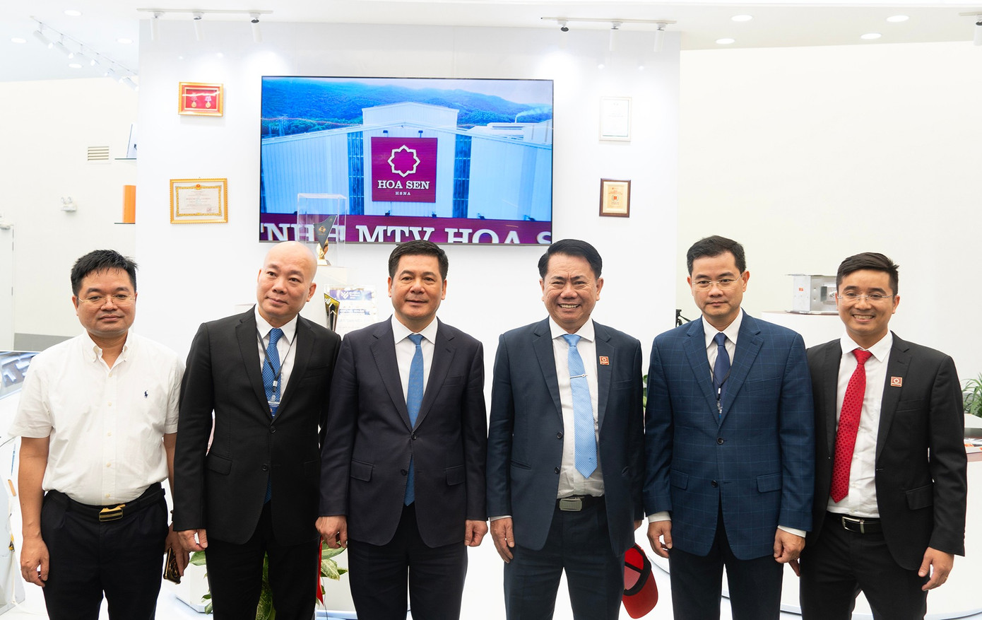 dong-chi-nguyen-hong-dien-bo-truong-bo-cong-thuong-ghe-tham-quan-gian-hang-tap-doan-hoa-sen-12.jpg