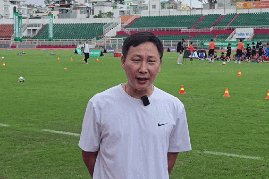 Hơn 120 cầu thủ nhí được HLV Kim Sang Sik trực tiếp hướng dẫn