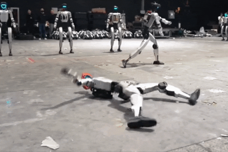 Robot múa võ gây sốt sau đêm Xuân Vãn 2026, hậu trường tập luyện hé lộ quy trình bài bản