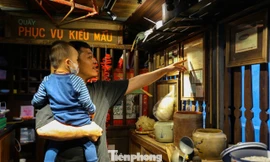 ​Check-in mô hình toa tàu xưa độc đáo giữa lòng Hà Nội