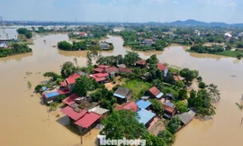 Sông Cà Lồ 'nuốt chửng' nhiều xã, hàng nghìn hộ dân ở Hà Nội bị cô lập