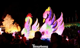 Tuyên Quang rực sáng đèn Trung thu khổng lồ trong đêm hội