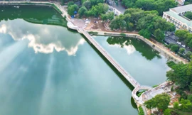 Cầu đi bộ hình cây đàn lạ trong công viên Nghĩa Đô