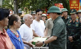 Phó Thủ tướng Trần Hồng Hà thăm hỏi, động viên nhân dân vùng lũ Cao Bằng.