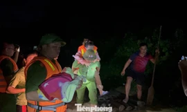 Trắng đêm cứu dân ra khỏi vùng nước lũ Lạng Sơn.